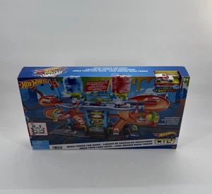 Hot Wheels City Mega Car Wash Playset w/ 1 Toy Color Shifters Car in 1:64 Scale - Picture 1 of 4