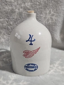 Red Wing Union Steinzeug Sammler Gedenkmünze 5" Mini "4 Gallonen" Bienenstock Krug - Bild 1 von 7