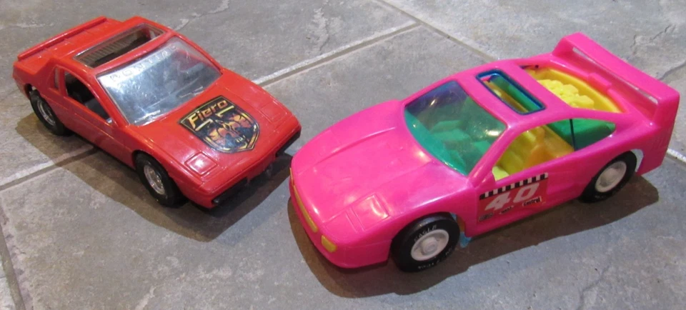 Lote de 2 coches de juguete de plástico vintage Pontiac Fiero Tootsietoy EE. UU. rojo rosa Ferrari # 40 Foto 1 de 4