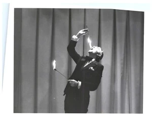ROBERT MOMYER, FEUER ESSEN IM JAGDZIRKUS. VINTAGE 5,7" x 4,3" FOTO * EH4 - Bild 1 von 2
