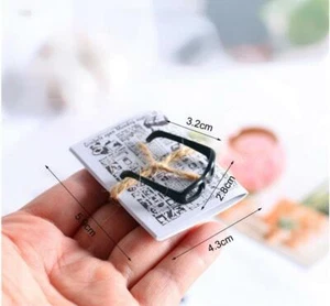 Casa de Muñecas Miniatura Paquete Periódico y Gafas con Marco Negro/Espectáculos - Imagen 1 de 7