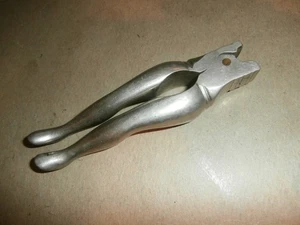 Cascanueces vintage de metal con patas femeninas - Imagen 1 de 7