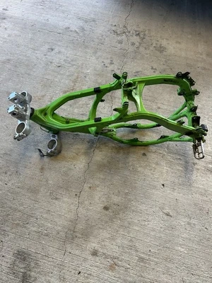 Рама шасси 00-02 Kawasaki KX125 OEM kx 125 2001 - Изображение 1 из 3