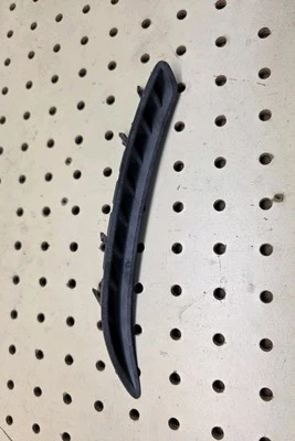 2012-2017 Buick Regal GS para-choque dianteiro destro moldura inserção acabamento tira 13329549 fabricante de equipamento original - Imagem 1 de 4