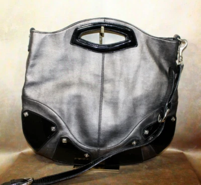 STUART WEITZMAN ESPAÑA, GRIS con CORREA DE CHAROL NEGRO Y DETALLES ~ BOLSO IMPRESIONANTE Foto 1 de 4