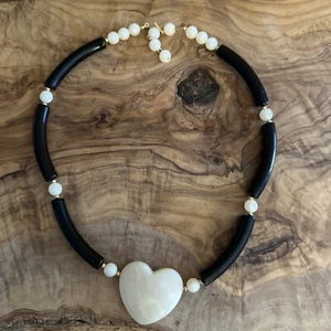 Gargantilla collar corazón vintage Avon 19-20” cuentas acrílicas crema y negro - Imagen 1 de 7
