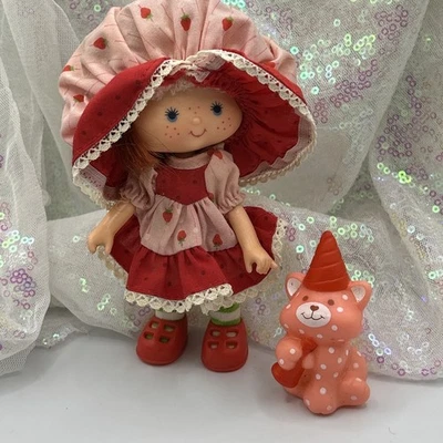 Muñeca de colección Strawberry Shortcake para fiesta con natillas gato Foto 1 de 4