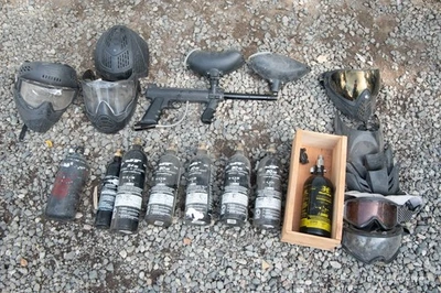 Configuración completa de paintball con máscaras, múltiples botes de CO2 y pistola de paintball Foto 1 de 4