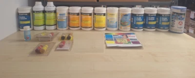 SCATOLONE PRODOTTI PULIZIA E MANUTENZIONE PISCINA (CLORO, ANTIALGHE, PH+, PH-, C - Immagine 1 di 3