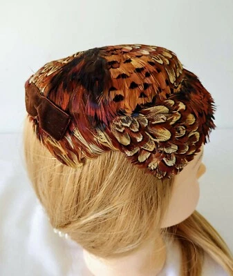 VNTG女式药盒野鸡羽毛覆盖女士头骨1950年代-1960年代unbr — 第 1/4 张图片