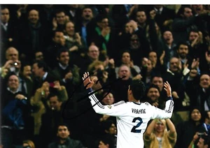 Foto autógrafa firmada a mano de Raphael Varane 12x8 certificado de autenticidad del Real Madrid - Imagen 1 de 1