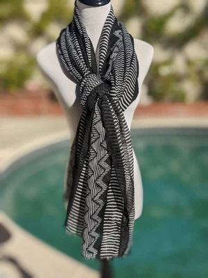 Silpada Bufanda Geométrica Abstracta Blanco y Negro Rayas Zig Zag Gráfico Foto 1 de 3
