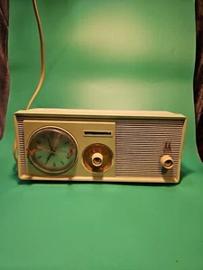 Vintage Lime Green 1959 Motorola Model 5C23GW Vacuum Tube AM Clock Radio - Picture 1 of 10