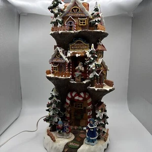 Santa’s Gingerbread House 3-stöckiges Workshop Baumdorf von Jaimy (Musik/Lichter) - Bild 1 von 13