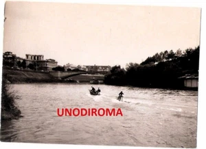 1958 ROMA SPARITA ESIBIZIONE DI SCI D'ACQUA SUL TEVERE FOTO ORIGINALE 7,3 x 10,3 - Imagen 1 de 1