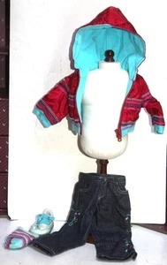 American Girl bambola pronta al divertimento giacca a vento rossa con cappuccio jeans denim - Foto 1 di 3