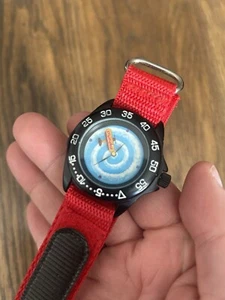 Vintage sehr seltene Cadburys Crunchie Metallgehäuse Uhr schwarz und rot Marke - Bild 1 von 4