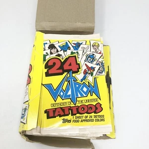 Caja de 36 paquetes de tatuajes Voltron Topps Vintage 1984 Defensor del Universo - Imagen 1 de 9