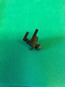 SEWING MACHINE FEED DOG (TEETH). ANTIQUE/VINTAGE SINGER ORIGINAL p09 - Picture 1 of 2