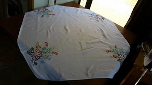 IMPRESIONANTE MANTEL BORDADO FLORAL MEZCLA ALGODÓN BLANCO Y TRABAJADO A MANO ~ 36"x33" - Imagen 1 de 5