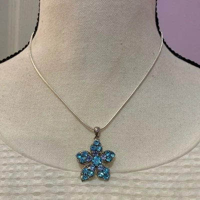 Collar colgante de flores pavimentadas con cristales de vidrio azul tanzanita tono plata Foto 1 de 4