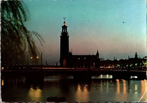 AYUNTAMIENTO vista nocturna ESTOCOLMO, Suecia c1969 postal 4x6 - Imagen 1 de 2