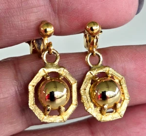 Vintage Prong Framed Sphere Ball Dangle Gold Tone Clip Earrings 1" - Picture 1 of 7