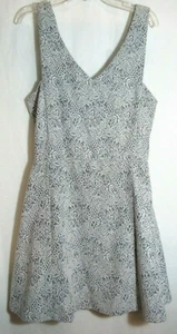 Vestido BCBGeneration Azul y Blanco Floral Acampanado Cuello en V Talla S Usado en Excelente Condición - Imagen 1 de 4