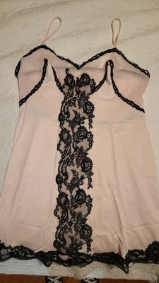 Lencería de vestir vintage rosa claro sin cordones talla mediana encaje negro Foto 1 de 2