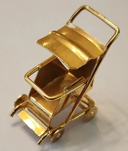 PASSEGGINO E SEDIA A DONDOLO -- MINIATURE CASA DELLE BAMBOLE TONO ORO - Foto 1 di 2