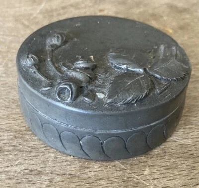 Ancienne petite boite Pilulier étain Art Nouveau Signé Chazal diamètre 6.8 cm - Photo 1/4