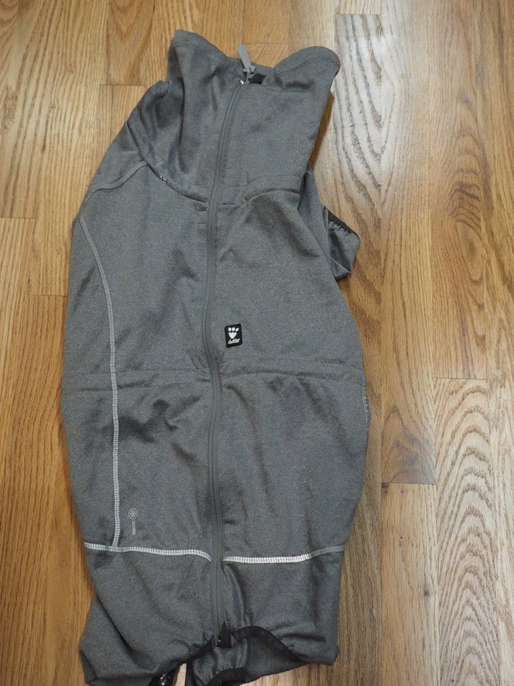 Terno aquecedor de corpo para cachorro Hurtta, traje de recuperação, cinza carbono, tamanho 50M - Imagem 1 de 3