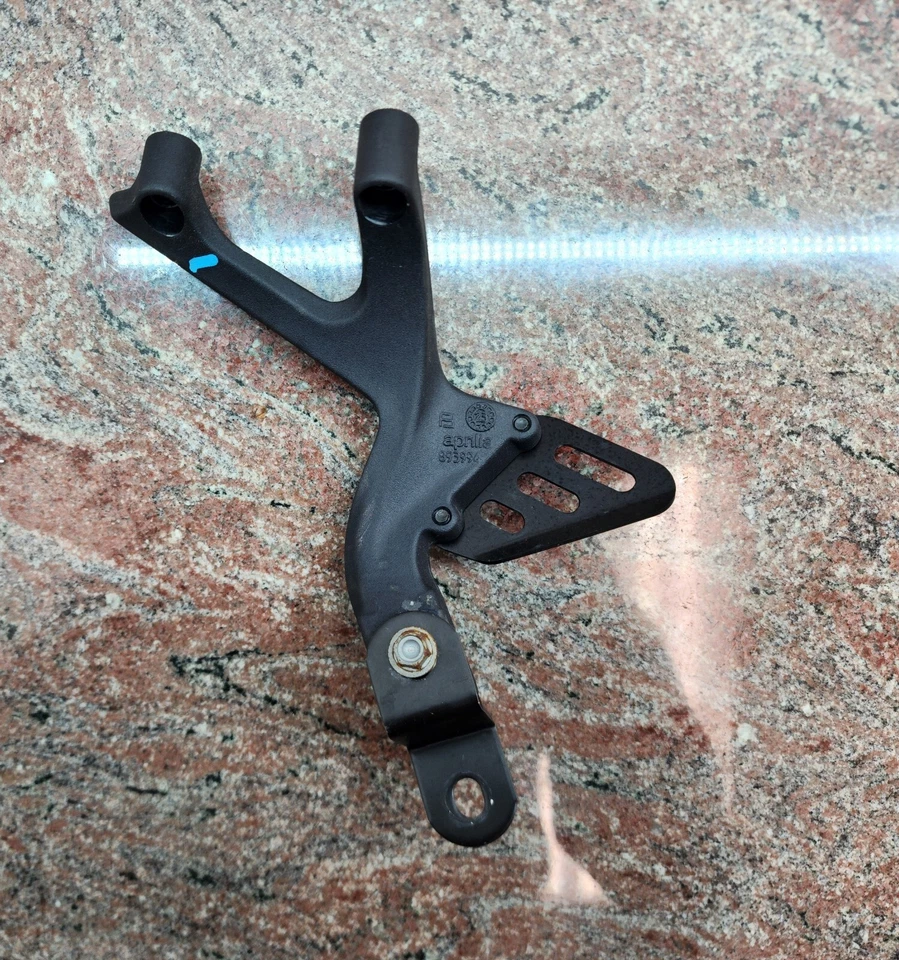2021-2024 Aprilia RSV4 Tuono RF Rear Right Mount Bracket OEM 893994 Foto 1 de 4