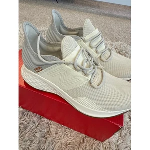 Nuevo en caja Zapato para Correr New Balance Fresh Foam Roav Beige 8 - Imagen 1 de 5