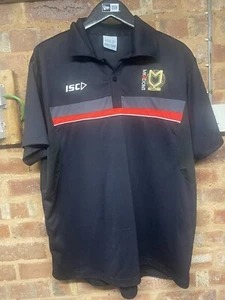 MK DONS ISC - HERREN POLOSHIRT SCHWARZ/GRAU/ROT OBERTEIL - FUSSBALL - XXL 2XL - Bild 1 von 3
