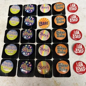 Lotto di 25, bottoni, regali, spille novità, vintage, nuovi vecchio stock - Foto 1 di 2