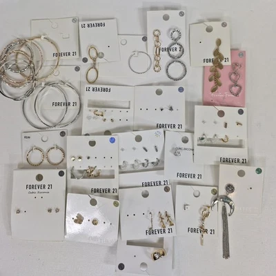 Lote de 50+ brincos incompletos Forever 21 argolas individuais cravejadas joias incompatíveis - Imagem 1 de 4