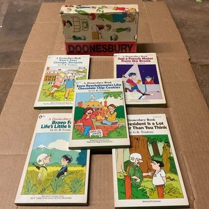 1973 DOONESBURY G. B . Trudeau boxed set of 5 paperback books Near Mint - Foto 1 di 4