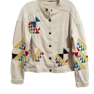 Chaqueta Faherty Star Edredón Bordado Crudo diseñada por Bethany Yellowtail - Imagen 1 de 8