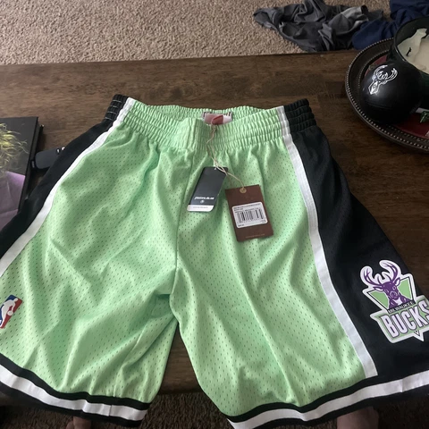 NWT Men’s Reload 3.0 Milwaukee Bucks Mitchell & Ness Swingman Shorts Green Sz. L Cover