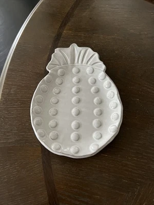 Plato de 10” de piña Mud Pie. Esmalte gris/blanco. Excelente estado. Foto 1 de 4