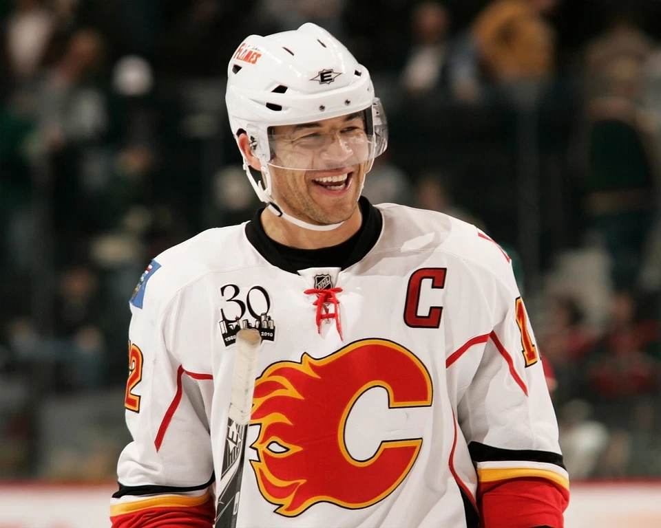 Foto de hockey Jarome Iginla Mid-Game Smile Calgary Flames 8x10 NHL Foto 1 de 1