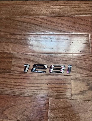 Letras insignia emblema maletero trasero BMW 128i 2007-2013 fabricante de equipos originales  Foto 1 de 2