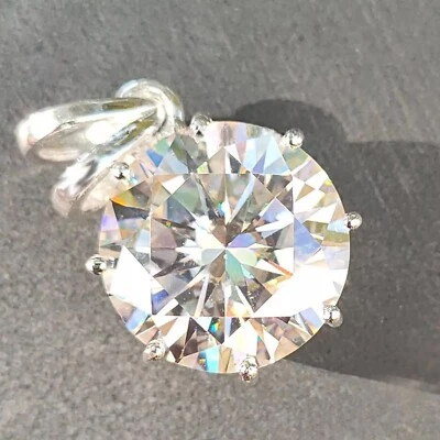 RARO Colgante solitario de diamantes de corte redondo tratado blanco de 9,40 quilates en plata 925 Foto 1 de 4