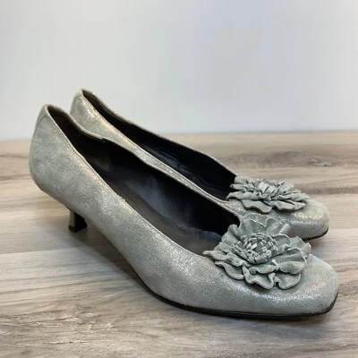 Zapatos de tacón Donald Pliner talla 8,5 gamuza plateada brillante escultural flor gatito Foto 1 de 4