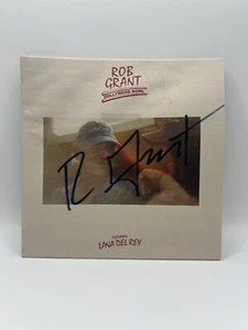"TAZÓN HOLLYWOOD FIRMADO POR ROB GRANT VINILO ÚNICO LANA DEL REY - CERTIFICADO DE AUTENTICIDAD BECKETT" - Imagen 1 de 4