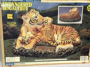 Estatuilla de cerámica pintable de zoológico Wee Crafts tigre de Bengala en peligro de extinción nueva en caja de colección - Imagen 1 de 9