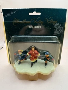 Heartland Valley Village Hand-Crafted Figurine Ice Skating Family Christmas - Picture 1 of 2