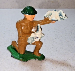 Barclay Manoil  Soldier, Messenger Dispatching Pigeons. Tin Helmet,  U12 - Picture 1 of 5