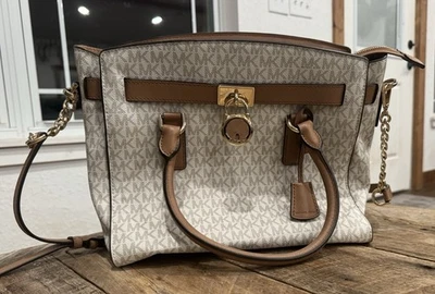 Сумка Michael Kors модель Nouveau Hamilton небольшая с логотипом MK ванильная ПВХ и кожа - Изображение 1 из 4